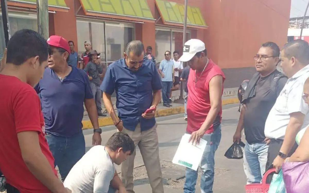 personas ayudando a mujer lesionada